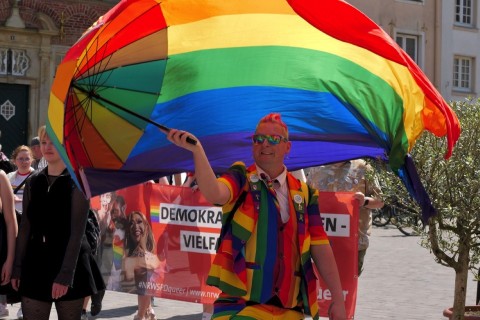 Bunt zog die Parade „queer“ durch die Stadt