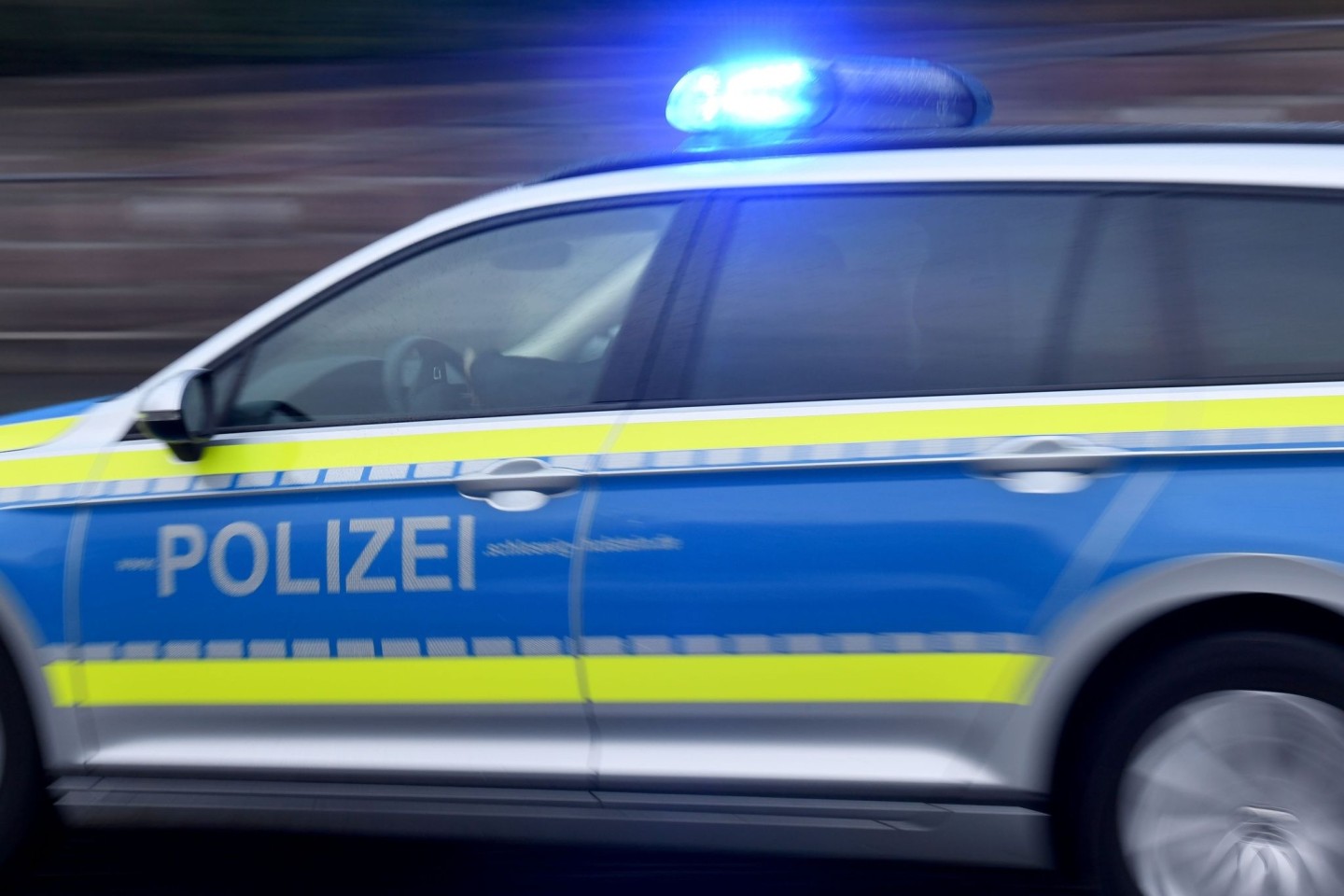 Die Polizei ermittelt nach einer Messerattacke in einem Bus in Mecklenburg-Vorpommern.