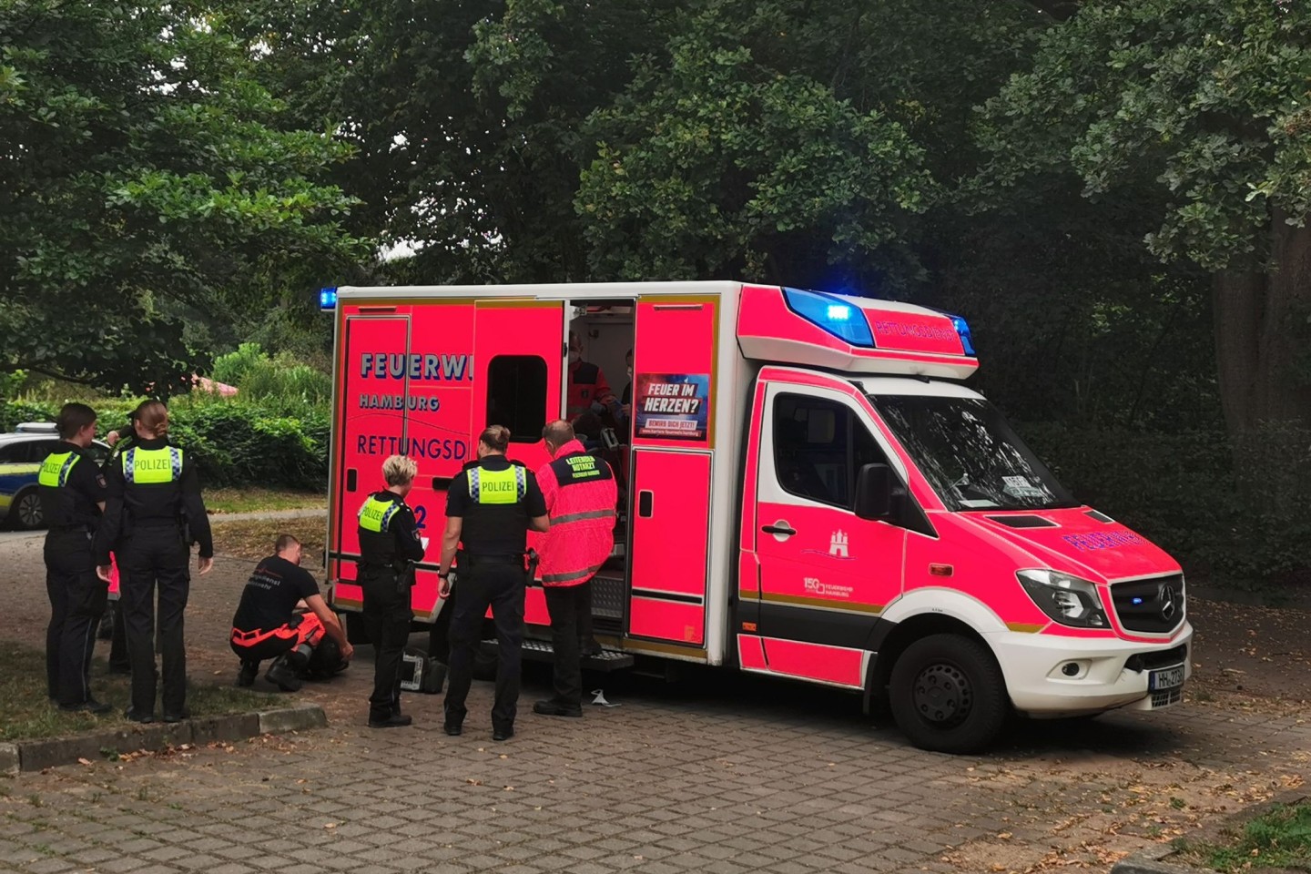 Rettungskräfte haben sich um drei Jugendliche in einem Hamburger Park gekümmert.