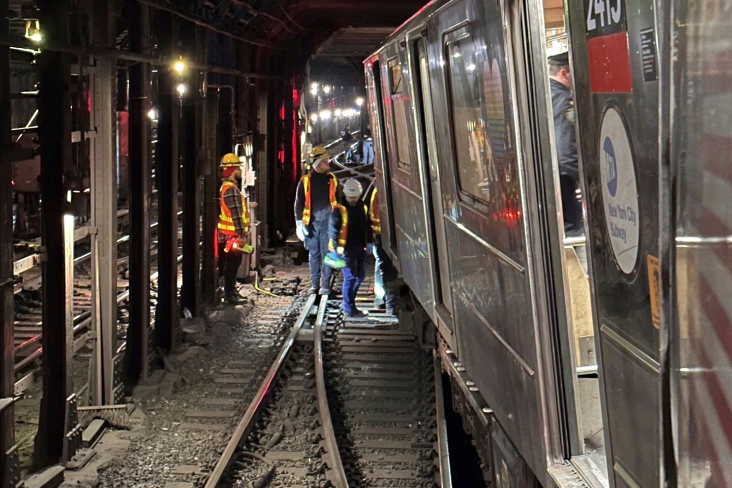 Bei einem Zusammenstoß zweier U-Bahnen in New York sind mindestens 24 Menschen verletzt worden.