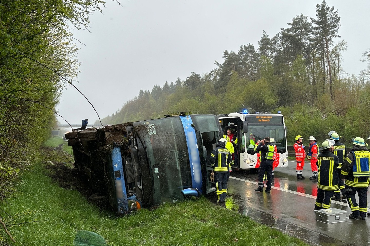 Ein Reisebus mit Schülern ist am Sonntagmorgen auf der Autobahn 45 im Sauerland umgestürzt. .