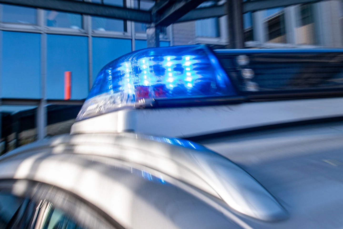 Das Blaulicht an einem Polizeiwagen: Die Polizei verhaftete einen Mann im Saarland, der seine Lebensgefährtin getötet haben soll.