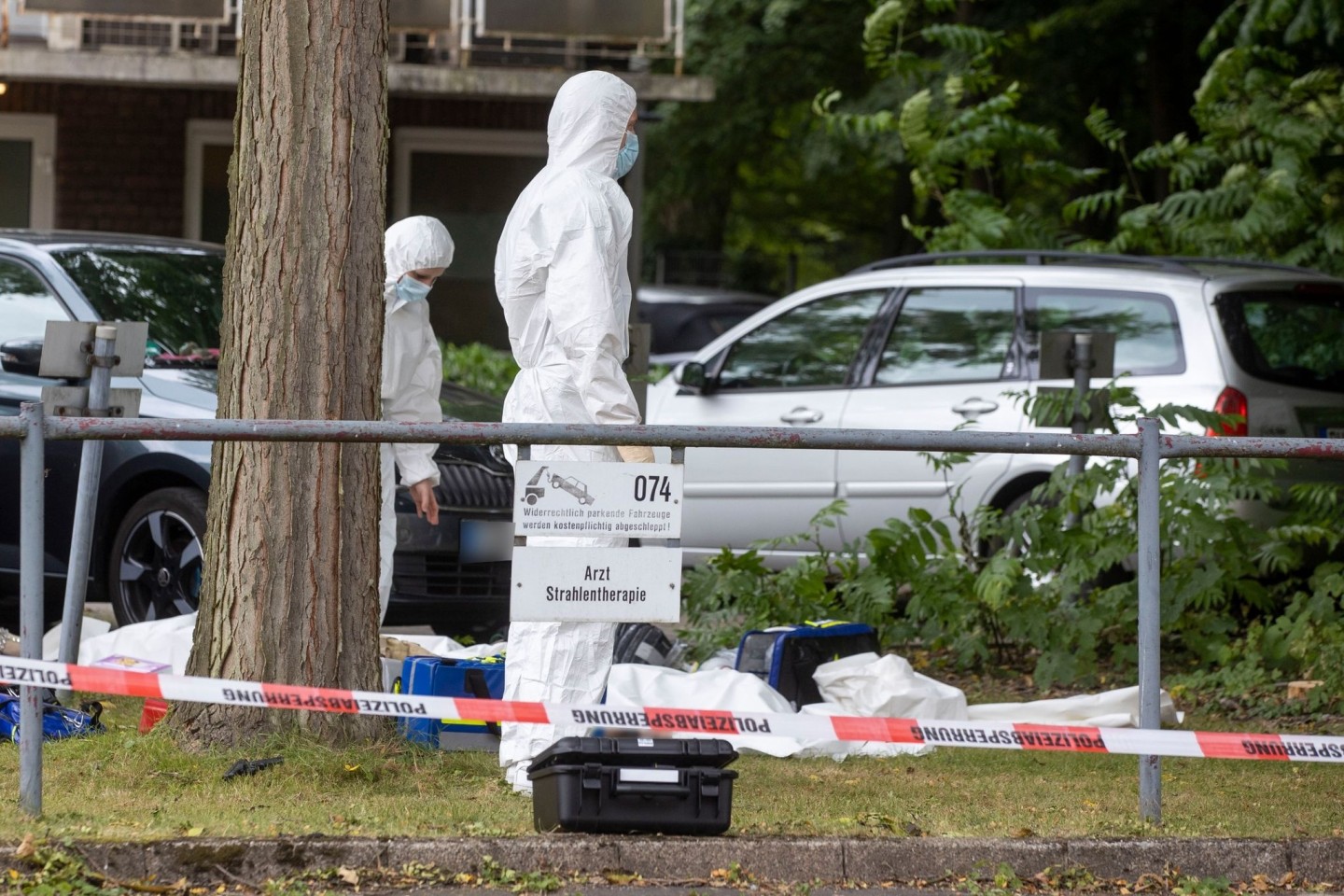 Mitarbeiter der Spurensicherung sind am Tatort von zwei Toten auf dem Gelände eines Krankhauses im Einsatz.