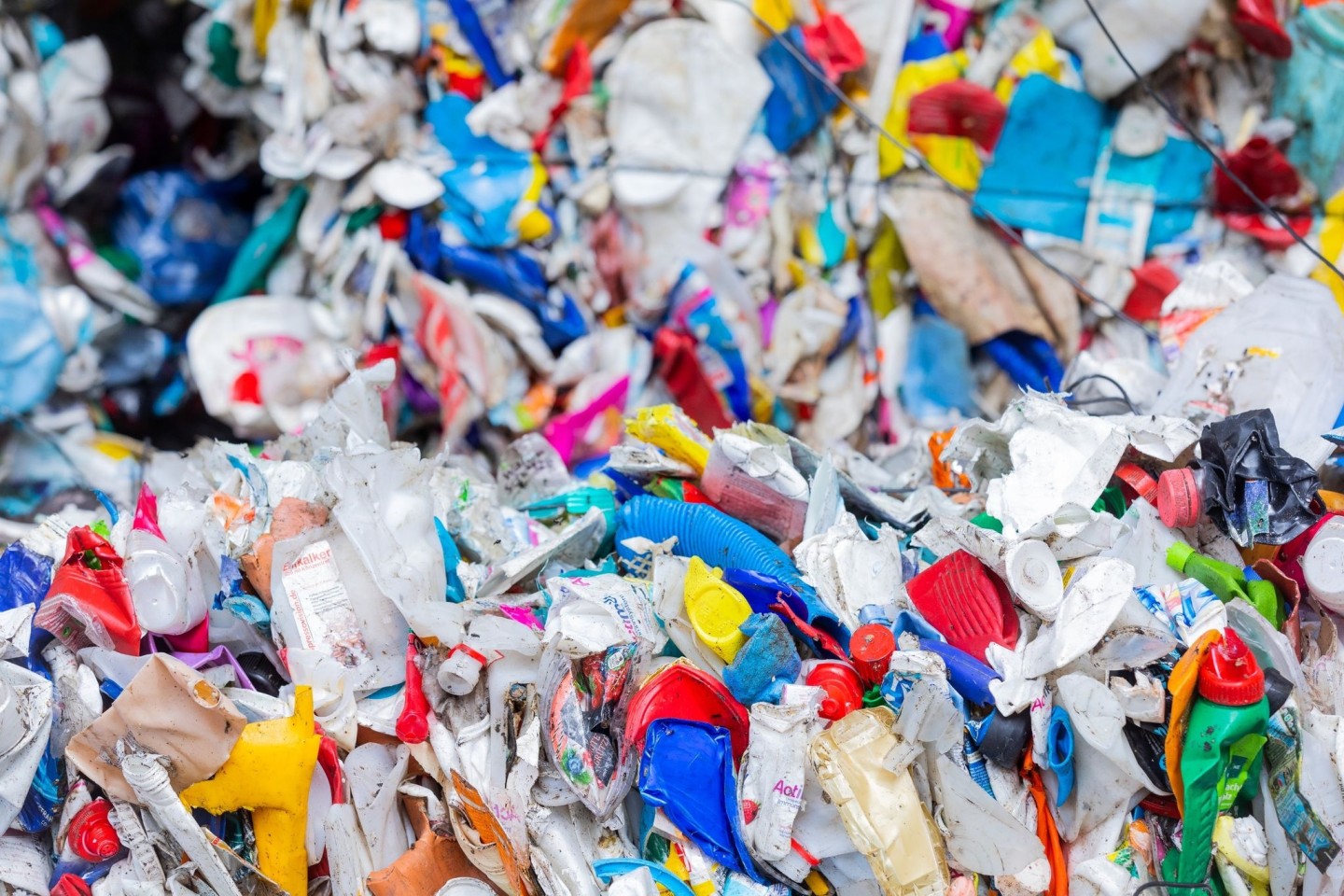 Sortierte Verpackungsabfälle: Schon jetzt stehen einer Studie zufolge alle Ressourcen bereit, um die weltweite Plastikverschmutzung bis 2040 um 80 Prozent zu verringern.