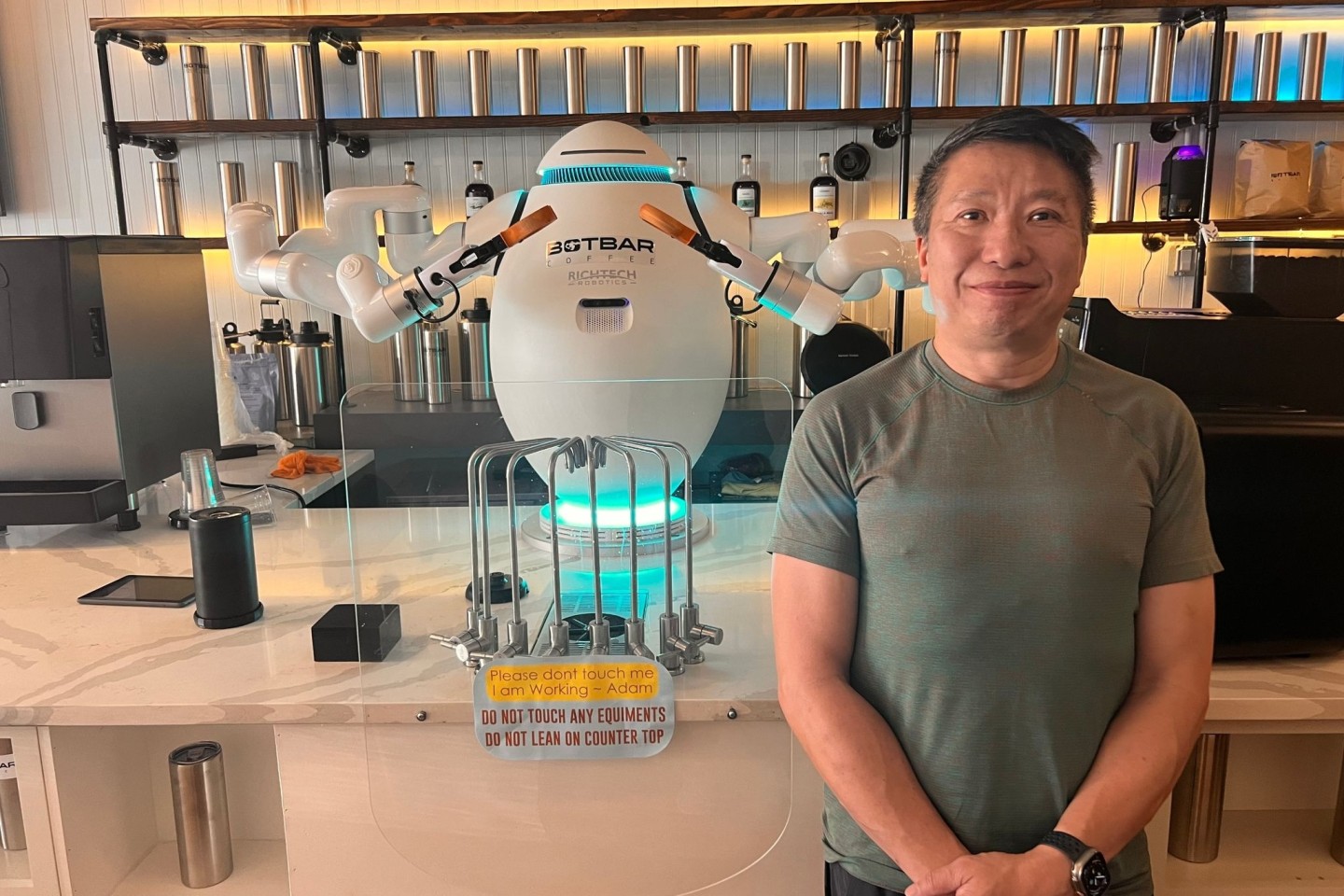 Sunny Lam und sein Barista Adam - der erste Roboter-Kaffeemacher in der US-Ostküstenmetropole New York.