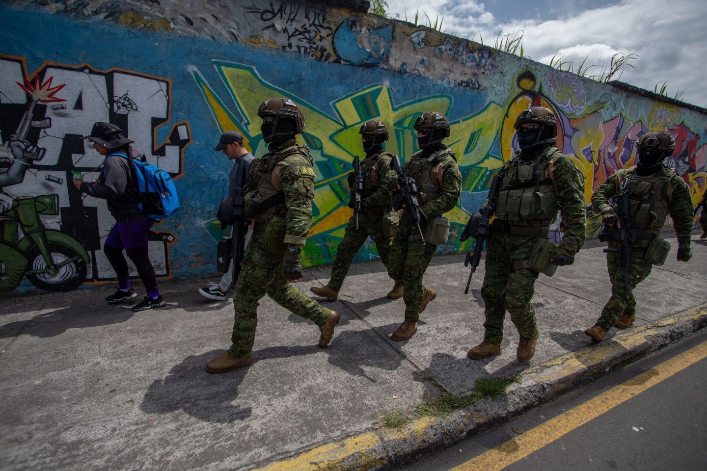 Eliteteams der ecuadorianischen Streitkräfte patrouillieren in konfliktträchtigen Teilen der Stadt Quito.