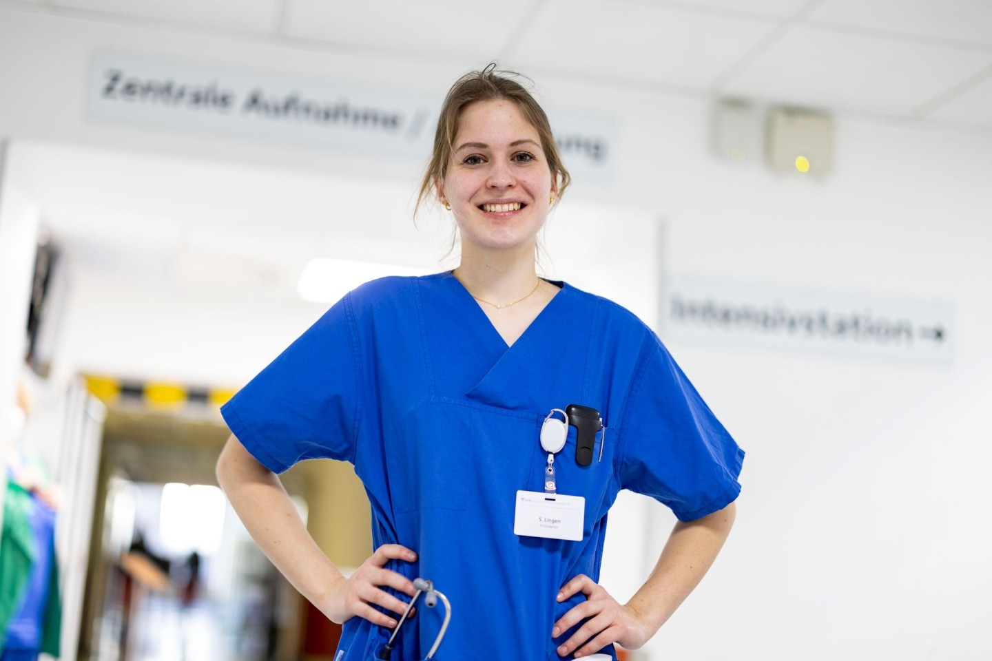 Stella Lingen ist angehende Ärztin mit Tourette-Syndrom in der Krankenhaus-Notaufnahme der evangelischen Kliniken Essen-Mitte.