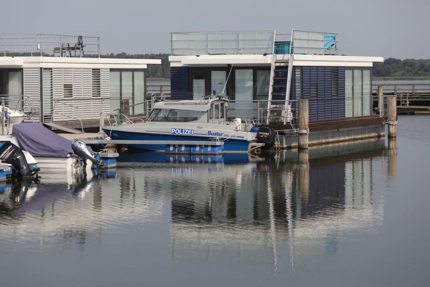 Ein Polizeiboot im Hafen von Ribnitz-Damgarten.