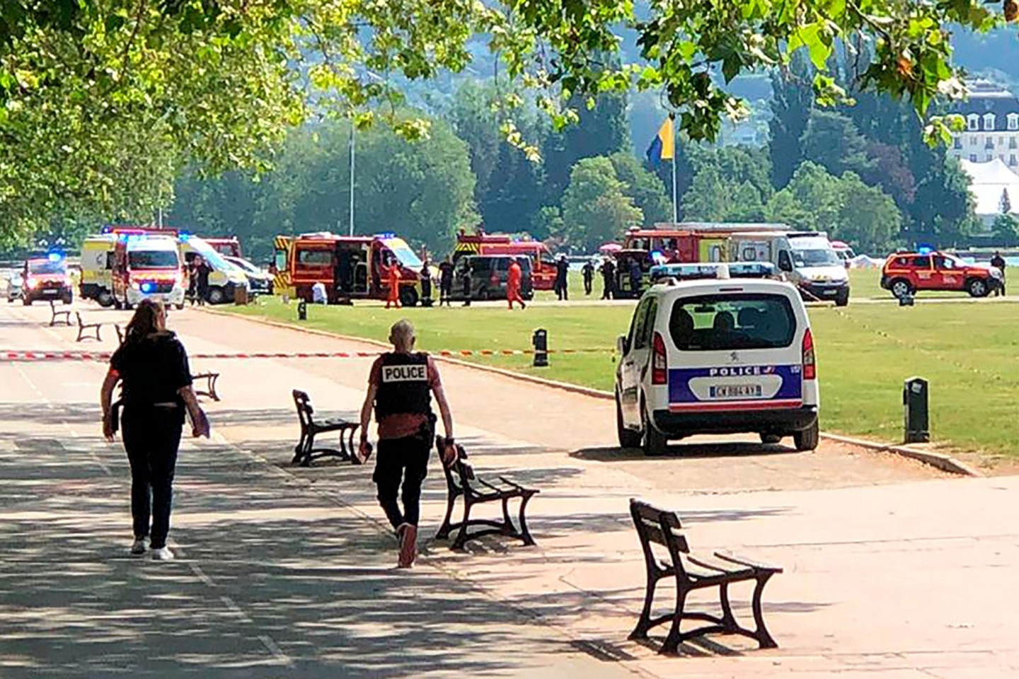 Polizisten und Rettungskräfte am Tatort in Annecy.