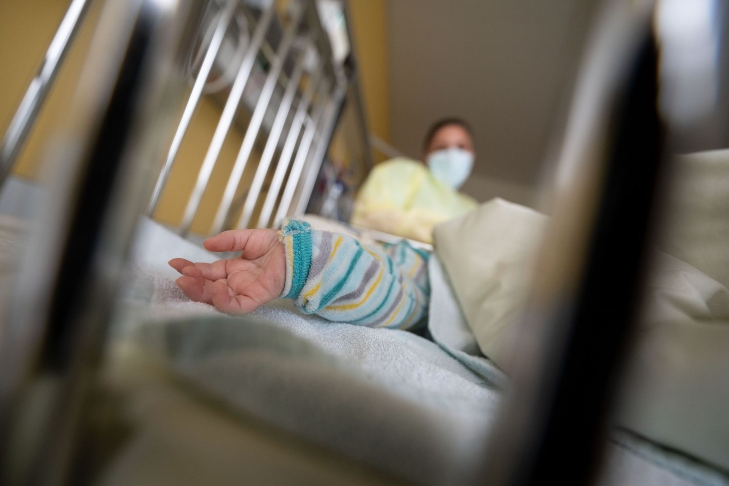 Ein am Respiratorischen Synzytial-Virus (RS-Virus oder RSV) erkranktes Kind im Klinkum Stuttgart .