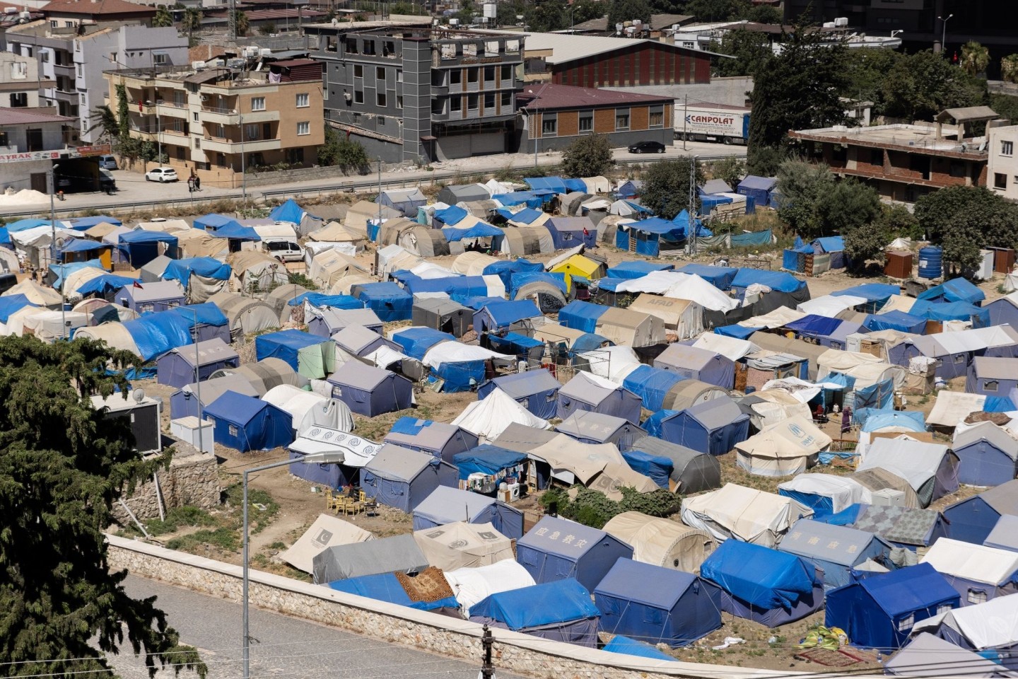 Eine Zeltstadt für die Überlebenden des Erdbebens im Stadtzentrum von Antakya.