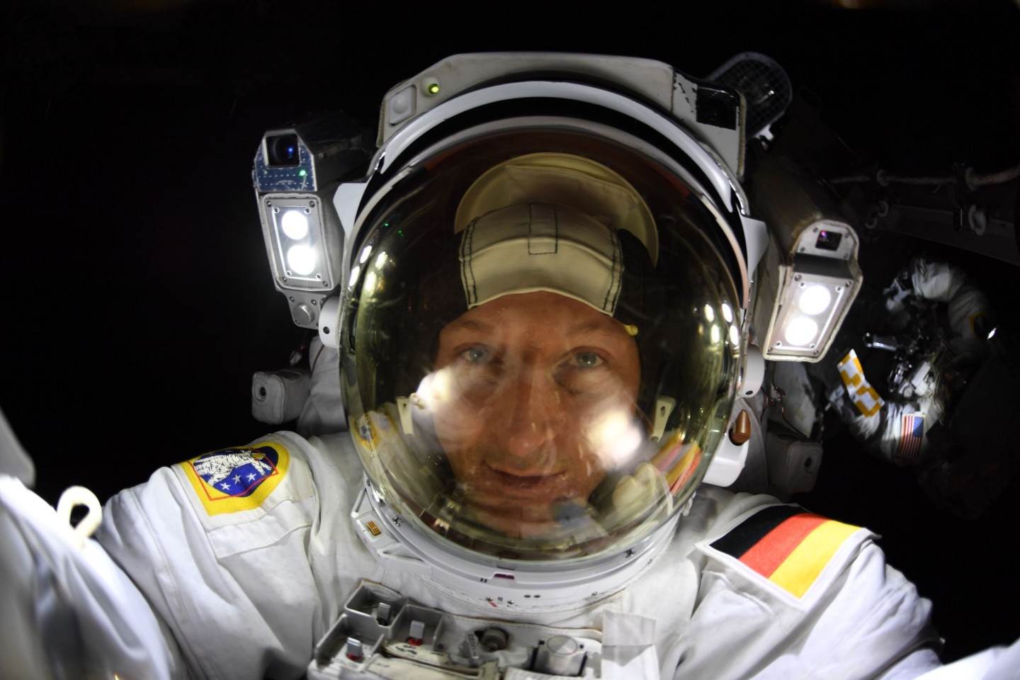 Der deutsche Astronaut Matthias Maurer posiert für ein Selfie während eines Außeneinsatzes an der Raumstation ISS.