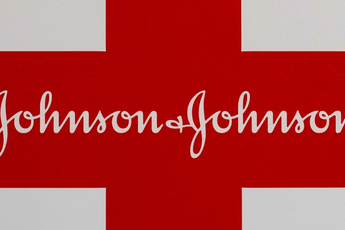 Ein Logo des US-amerikanischer Pharmazie- und Konsumgüterhersteller Johnson & Johnson auf einem Erste-Hilfe-Kasten.