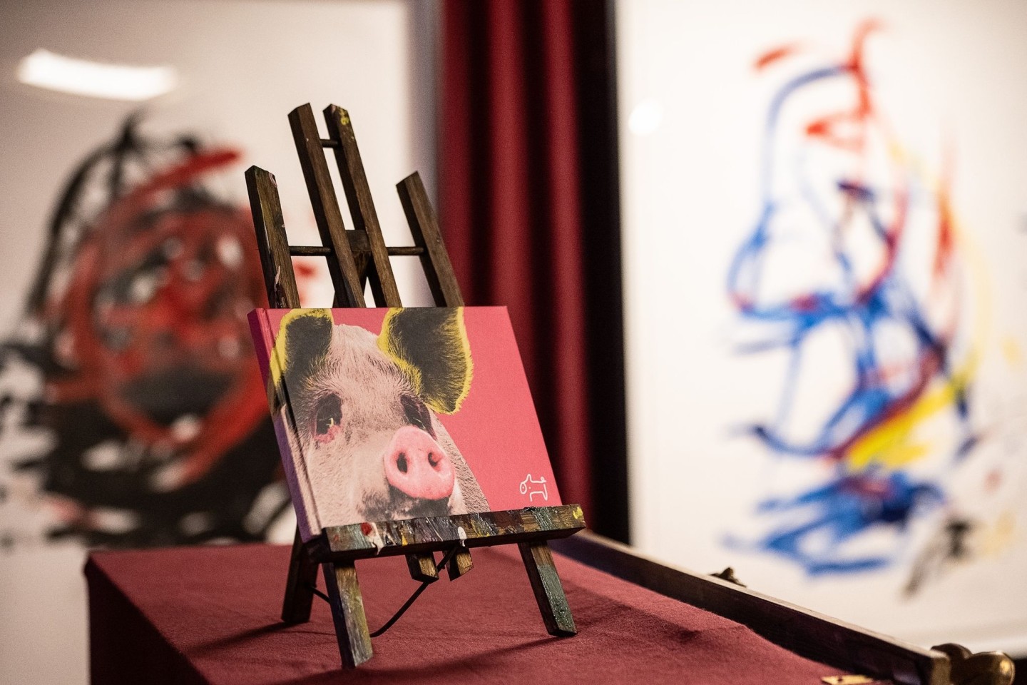 Die Werke des in Südafrika lebenden Schweins «Pigcasso» wurden bereits in London und Amsterdam ausgestellt. Jetzt kommen sie nach Hann.Münden.