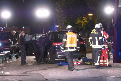 Auto fährt in feiernde Gruppe - Mehrere Schwerverletzte