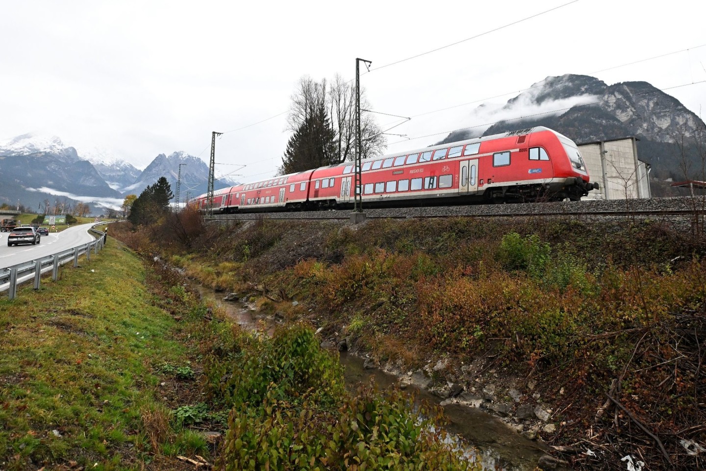 Mehr als fünf Monate nach dem Zugunglück mit fünf Toten in Garmisch-Partenkirchen nimmt die Deutsche Bahn wieder den regulären Verkehr auf der Strecke nach München auf.