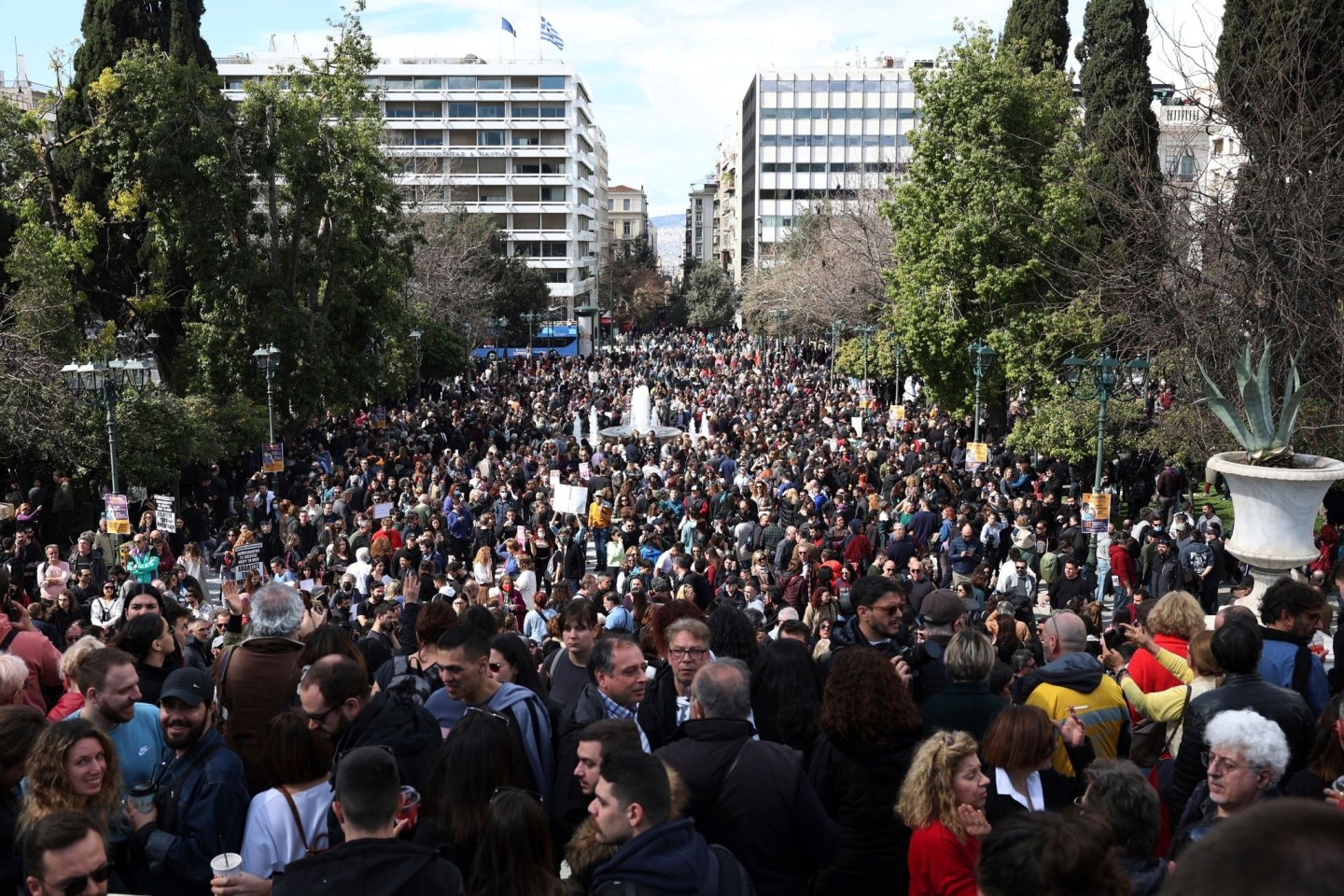Demonstration auf dem Syntagma-Platz in Athen. Die Menschen sind empört über das Versagen von Bahn und Behörden beim Zugunglück.