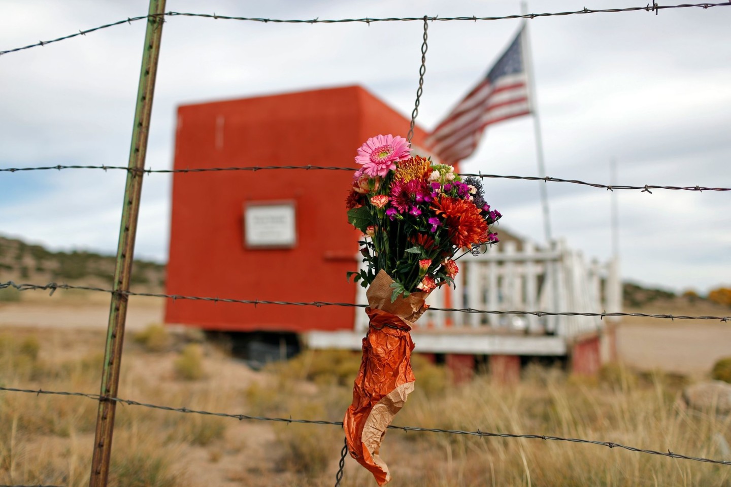 Ein Blumenstrauß hängt vor der Bonanza Creek Film Ranch. Nach dem Tod einer Kamerafrau bei einem Filmdreh mit Hollywood-Star Alec Baldwin hat eine US-Behörde für Arbeitsschutz wegen mang...