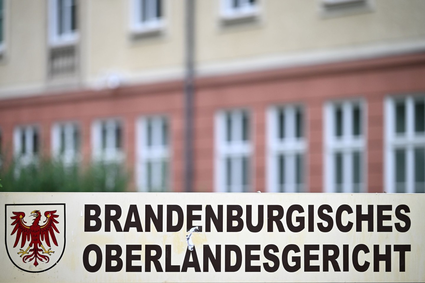 Der 5. Senat des Brandenburger Oberlandesgerichts hat entschieden, dass eine Familie ein von ihr ersteigertes Grundstück zurückgeben muss.