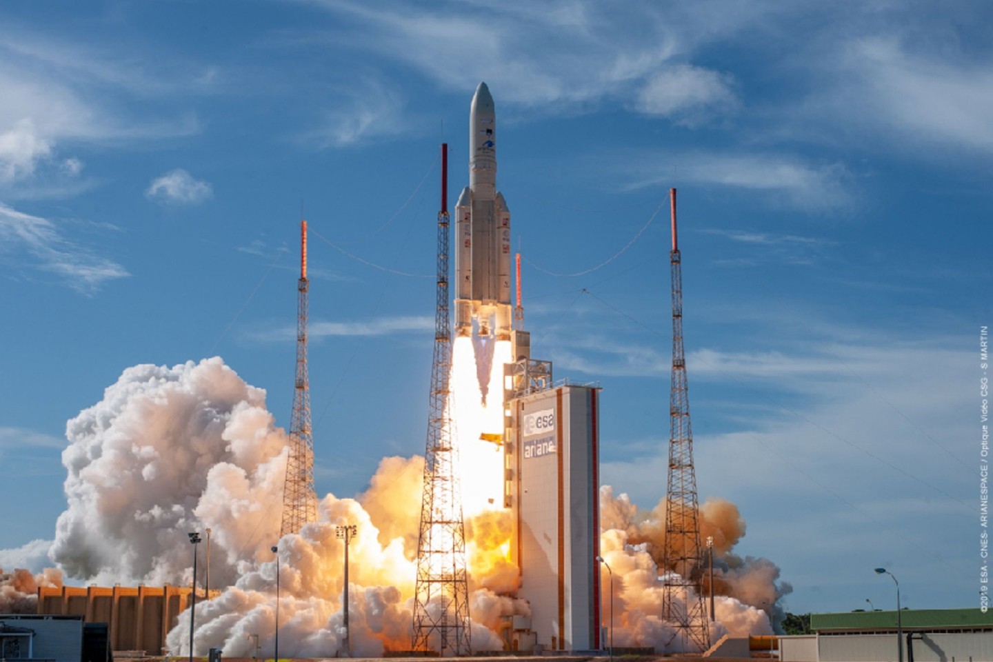 Eine Rakete vom Typ Ariane 5 hebt auf dem europäischen Weltraumbahnhof, dem Guiana Space Center in Kourou, Französisch-Guayana, ab. Europas Weltraumagentur Esa will bei der Frage nach eine...