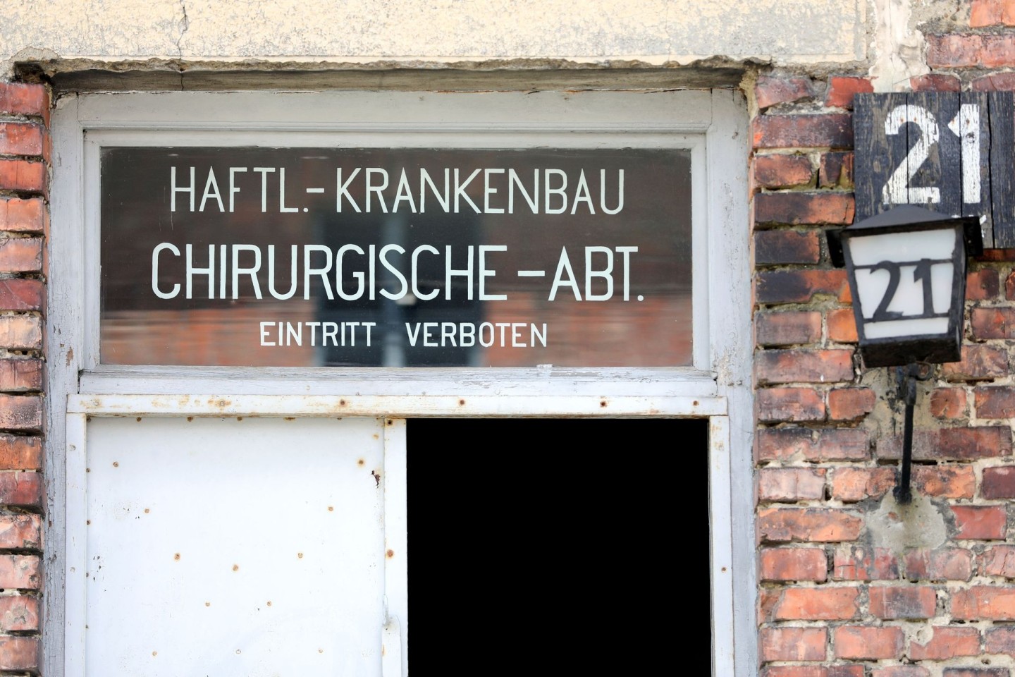 Eine Tür von Block 21 im früheren Konzentrationslager Auschwitz in Oswiecim: Ein Report zeigt die medizinischen Gräueltaten im Nationalsozialismus.