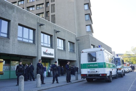 Berliner Polizisten bewachen Urban-Krankenhaus
