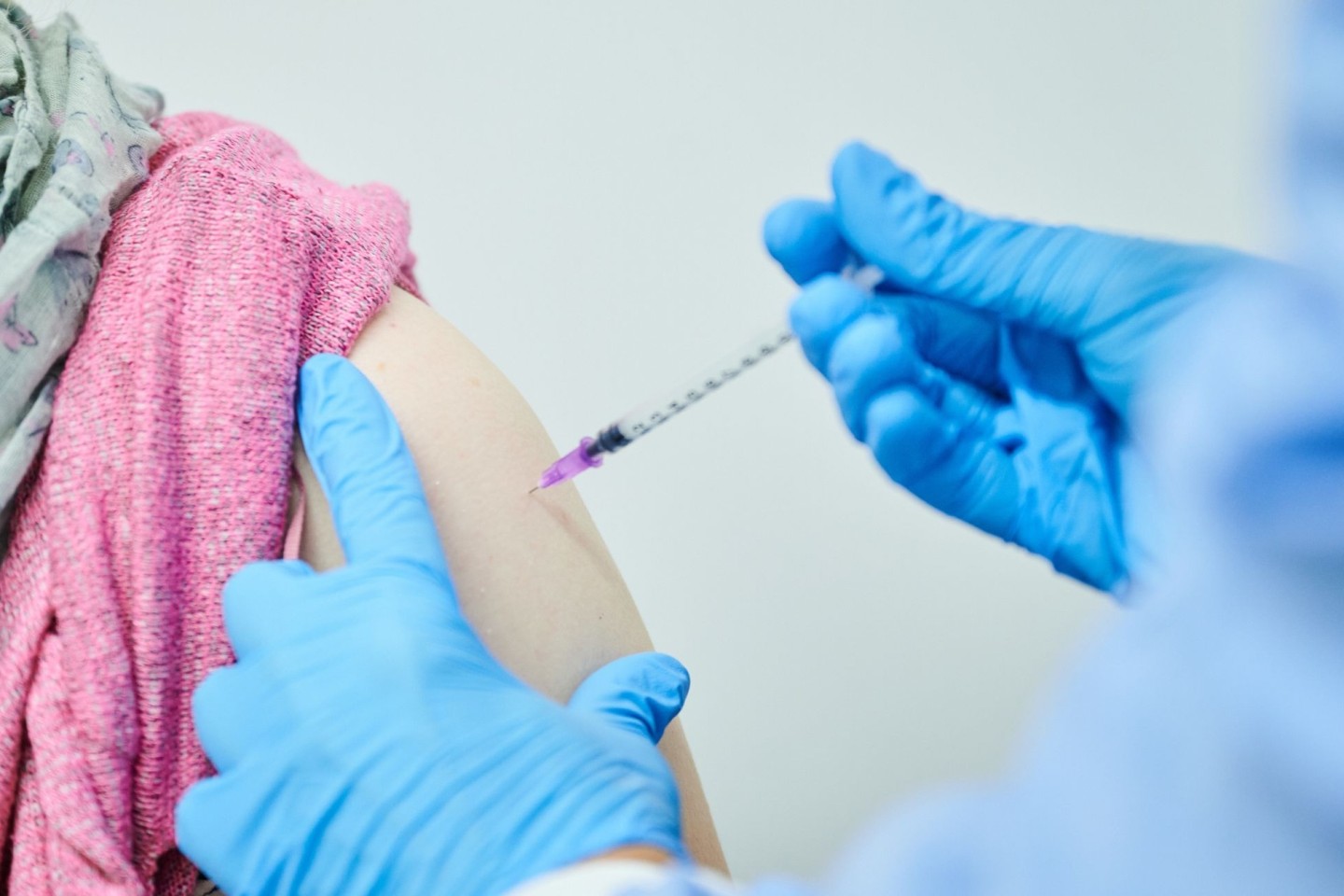 Eine Frau bekommt ihre Auffrischungsimpfung mit dem neuen angepassten Impfstoff.