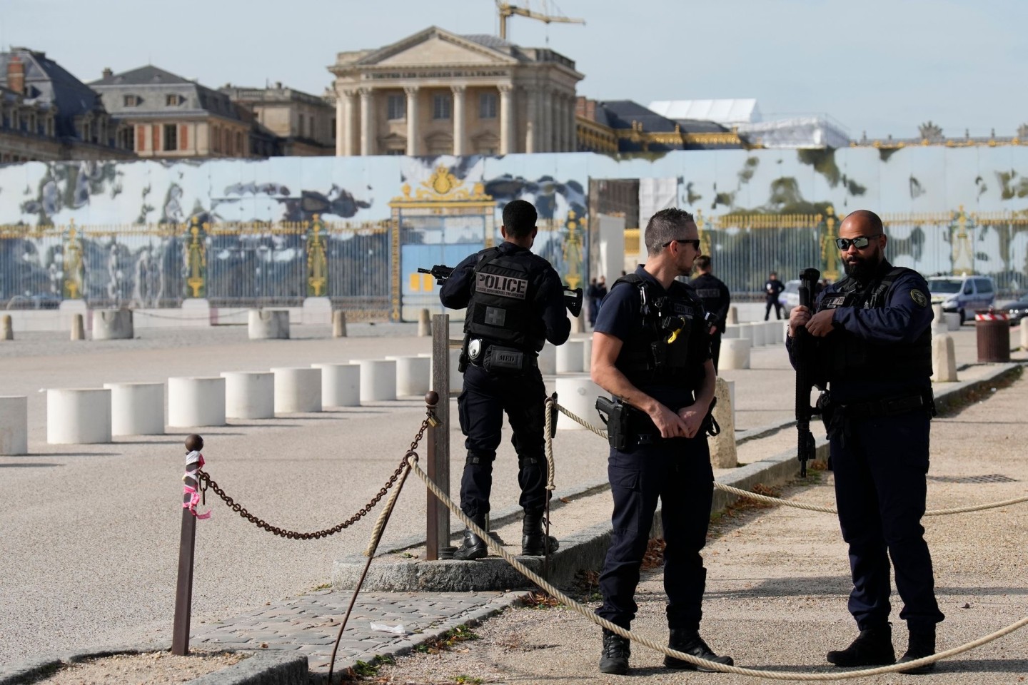 Französische Polizisten bewachen den Eingang des Schlosses von Versailles nach einem Sicherheitsalarm.