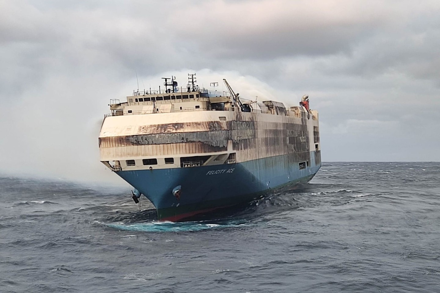 Der brennende Frachter «Felicity Ace» treibt weiter führerlos südlich der Azoren auf dem Meer.