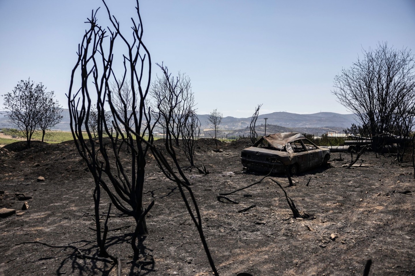 Ein verbranntes Auto in der zentralgriechischen Stadt Nea Anchialos.