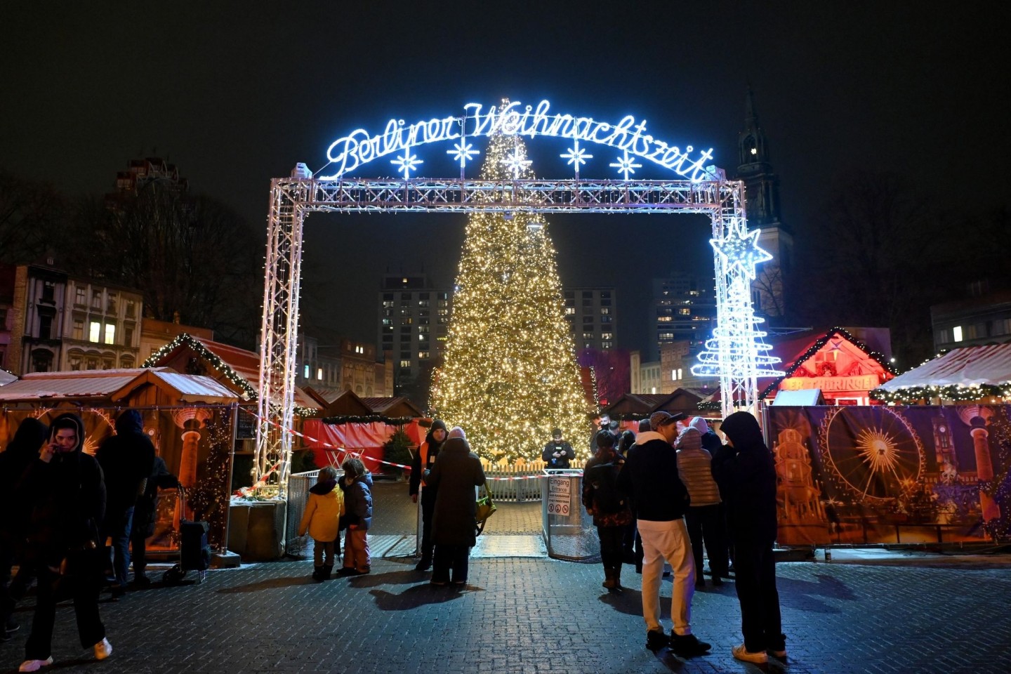 Der Weihnachtsmarkt am Alexanderplatz wurde am Abend von der Polizei abgesperrt.