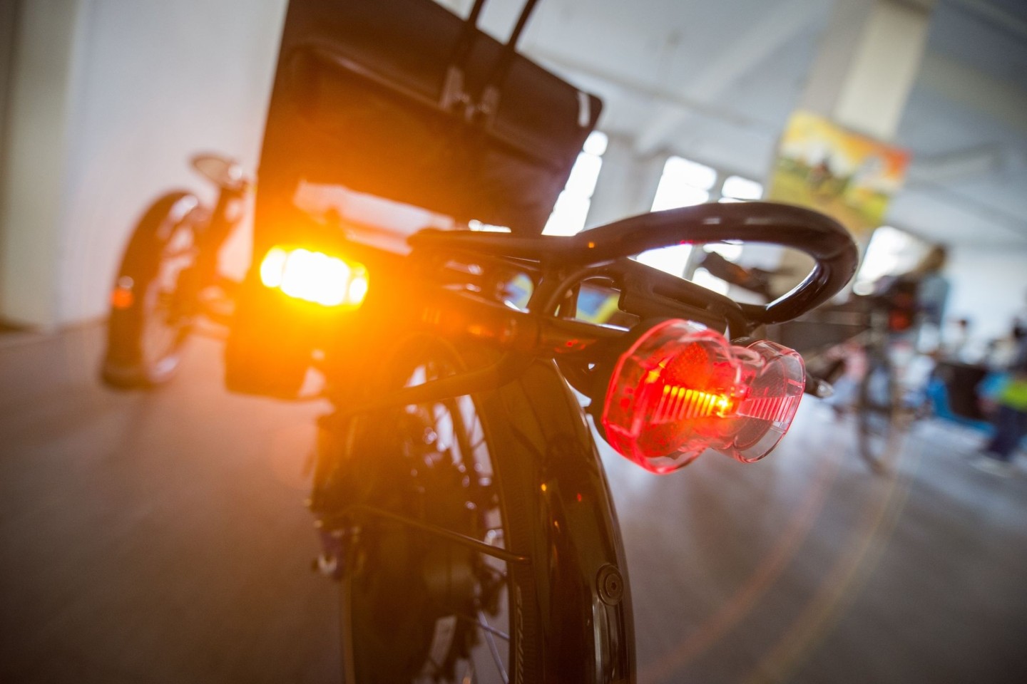 Ein Fahrradblinker an einem Liegerad. Die Bundesregierung will nun Blinker für alle Fahrräder beim Abbiegen erlauben.