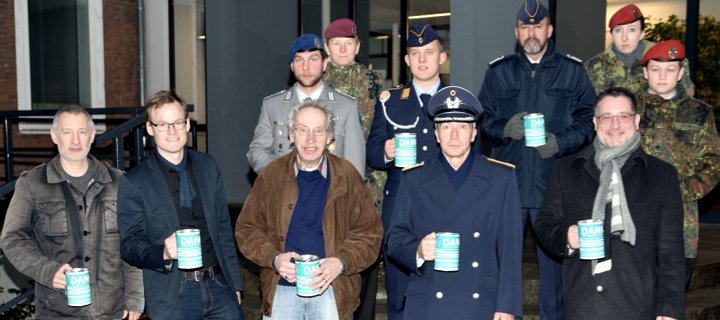 Bürgermeister Axel Linke und Oberst Michael Maul sammeln für die Kriegsgräber