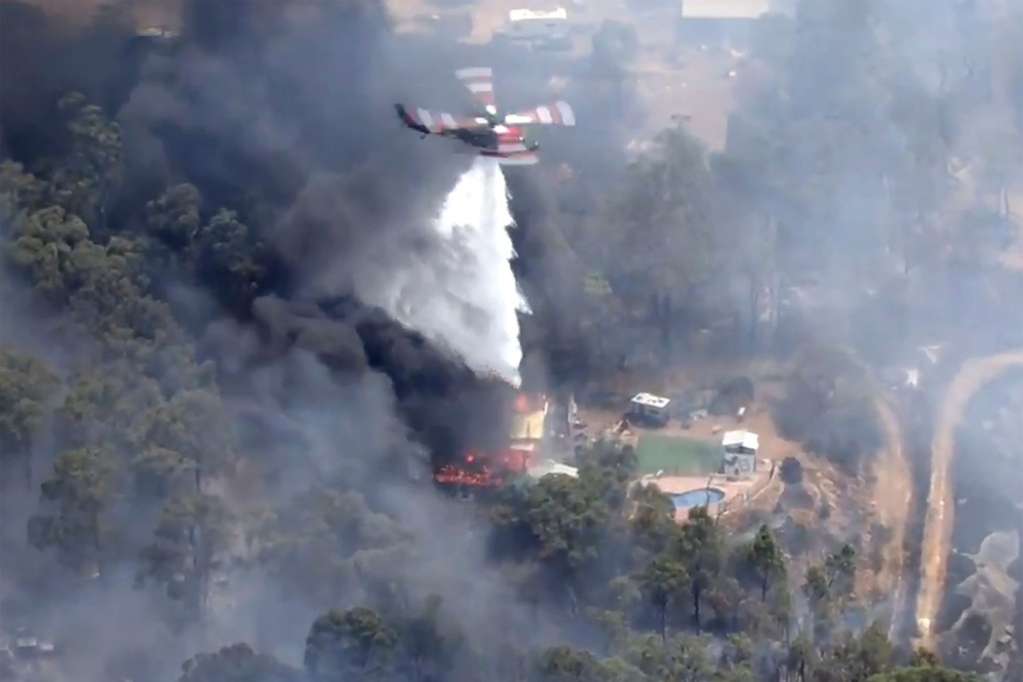 Nahe der australischen Millionenmetropole Perth kämpft die Feuerwehr gegen einen gefährlichen Buschbrand an.