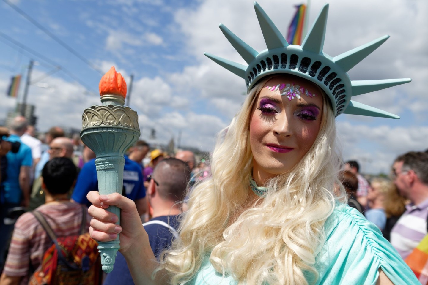 Ein Teilnehmer, verkleidet als Freiheitsstatue, nimmt an der Parade zum Christopher Street Day (CSD) teil (2019).