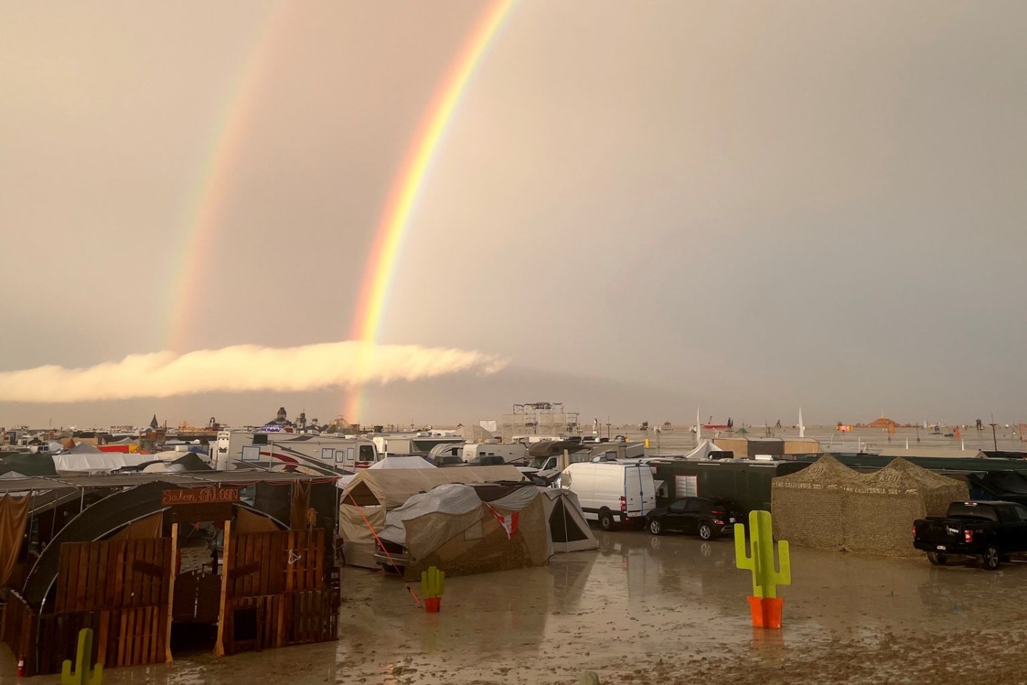 Ein Regenbogen über dem matschigen Gelände des Festivals «Burning Man» in Nevada.