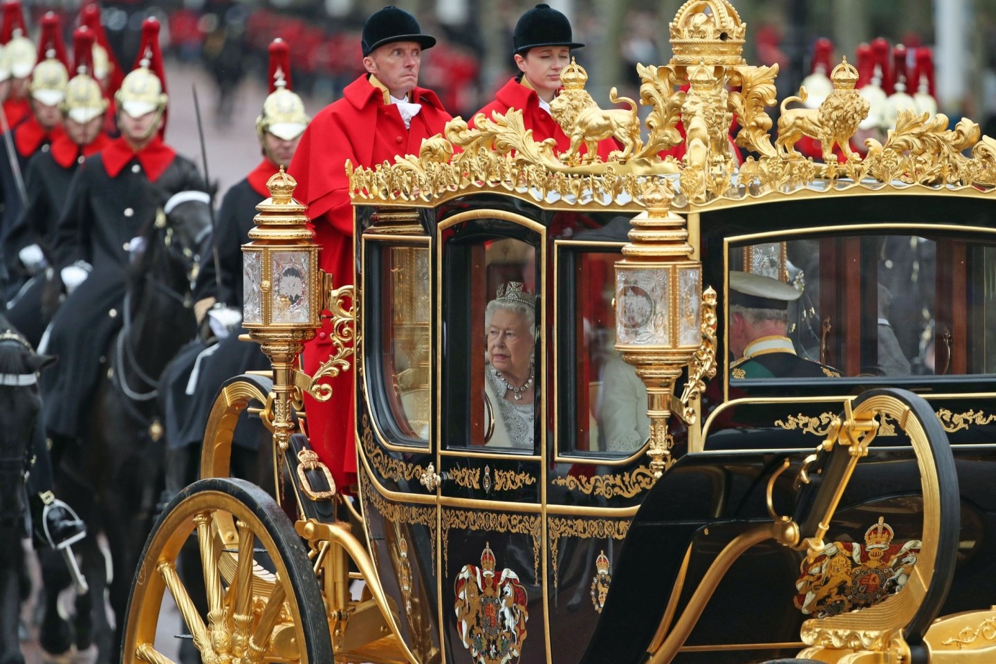 Die inzwischen verstorbene britische Königin Elizabeth II. in der Kutsche Diamond Jubilee State Coach.