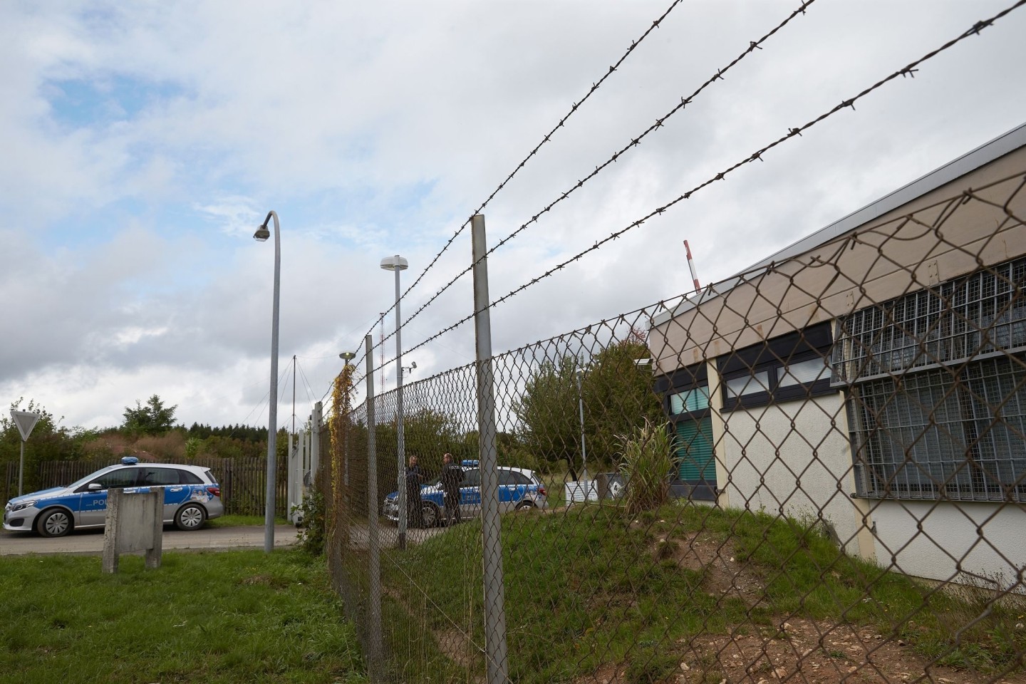 Polizisten sichern das Gelände eines ehemaligen Bundeswehr-Bunkers in Traben-Trarbach (Archivbild). Dort wurde ein Rechenzentrum für illegale Geschäfte im Darknet ausgehoben.