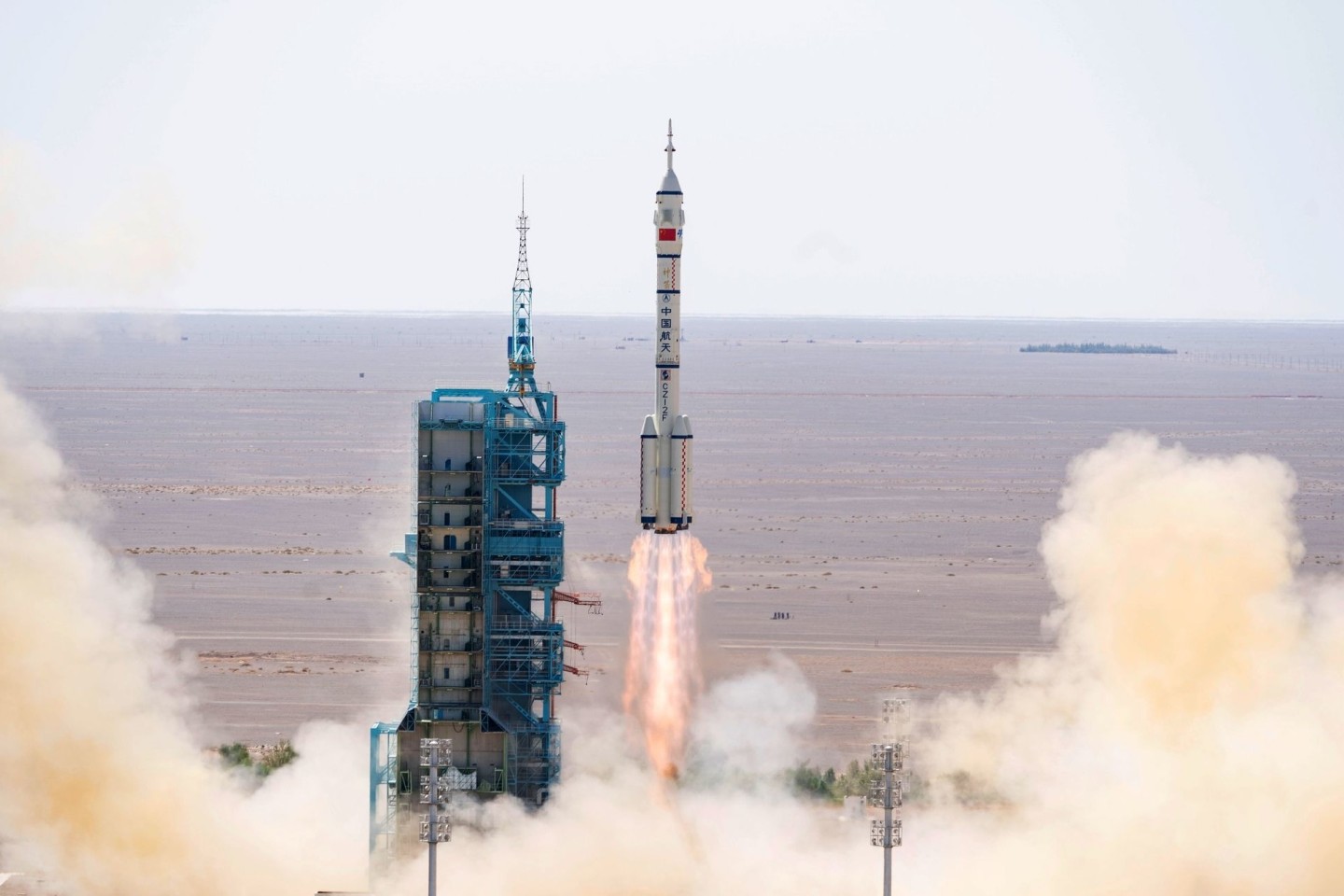 Das bemannte Raumschiff «Shenzhou-14» startet auf einer Trägerrakete vom Typ «Langer Marsch 2F» vom Jiuquan Satellite Launch Center im Nordwesten Chinas.