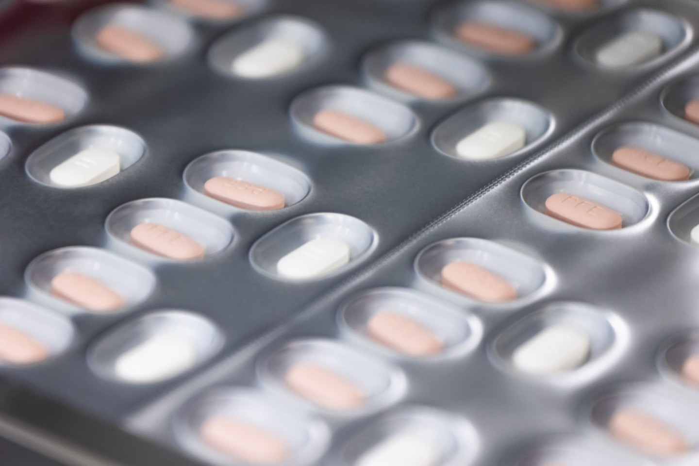 Die frühzeitige Einnahme von Paxlovid-Tabletten kann bei einer Corona-Infektion helfen.