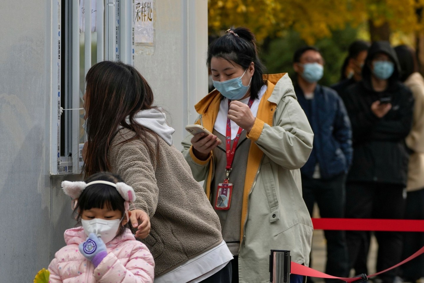 Anwohner an einer Coronavirus-Teststelle in Peking.
