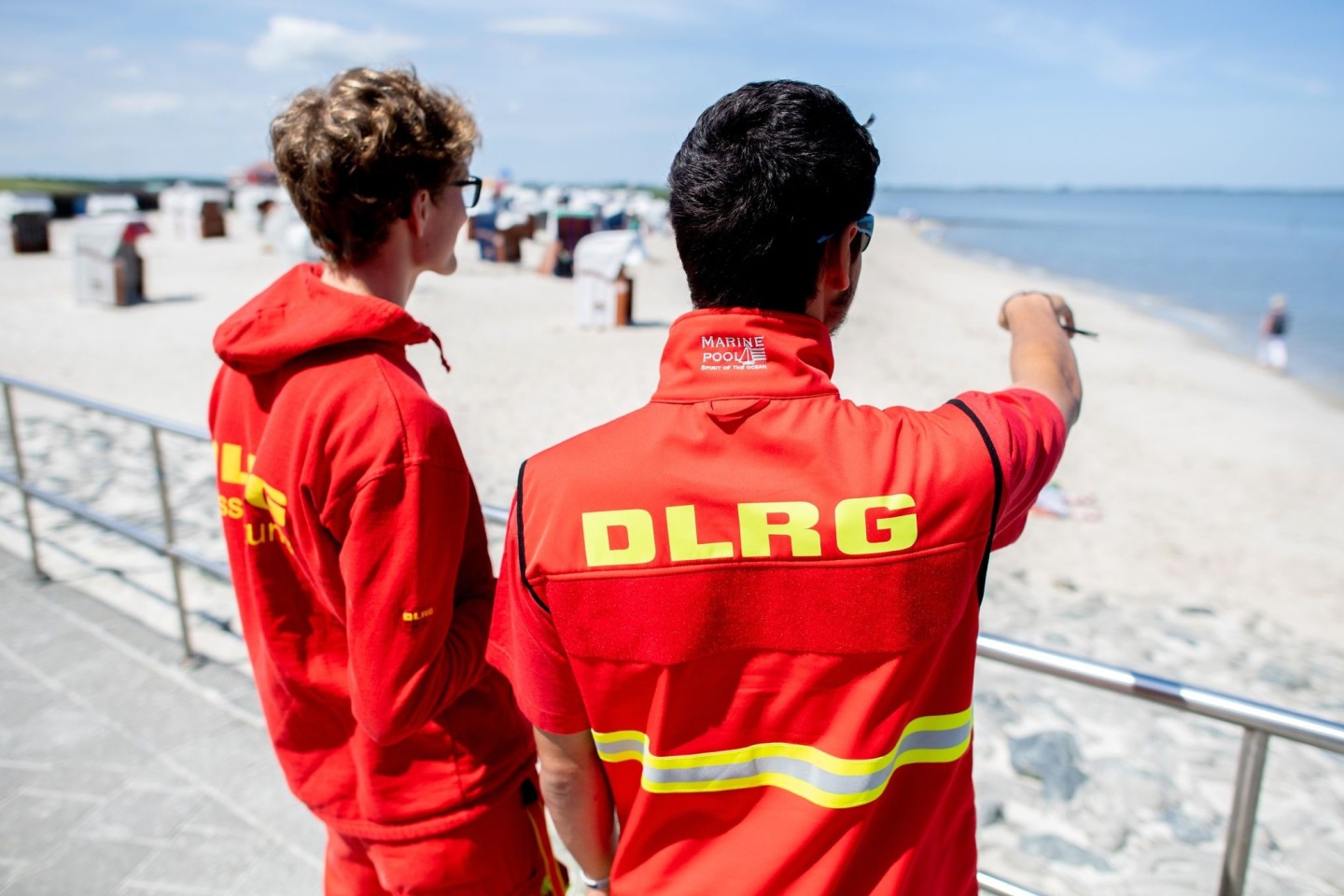 Zwei Rettungsschwimmer der DLRG bewachen einen Strand.