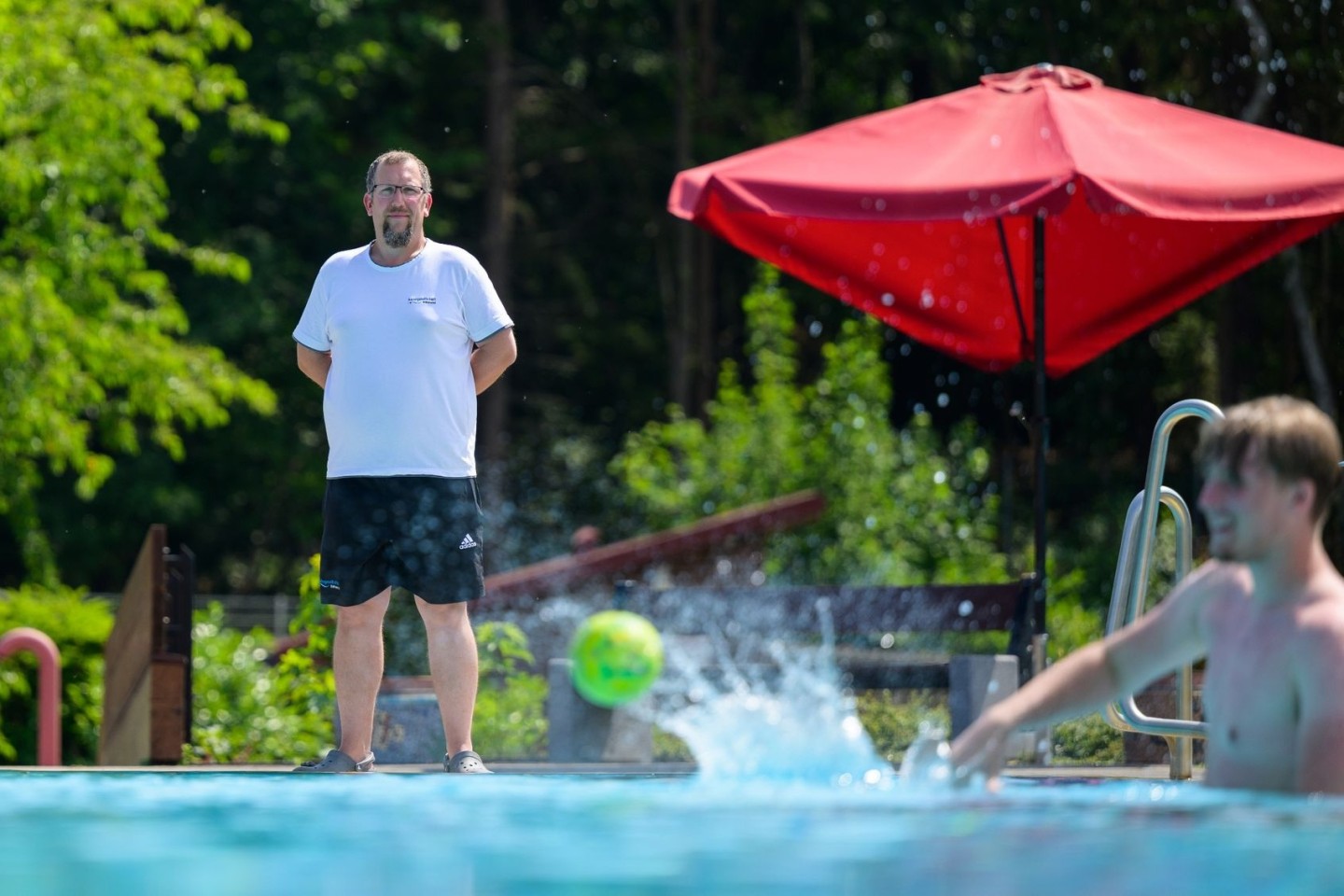 In vielen Schwimmbädern in Deutschland werden händeringend Schwimmmeister gesucht.