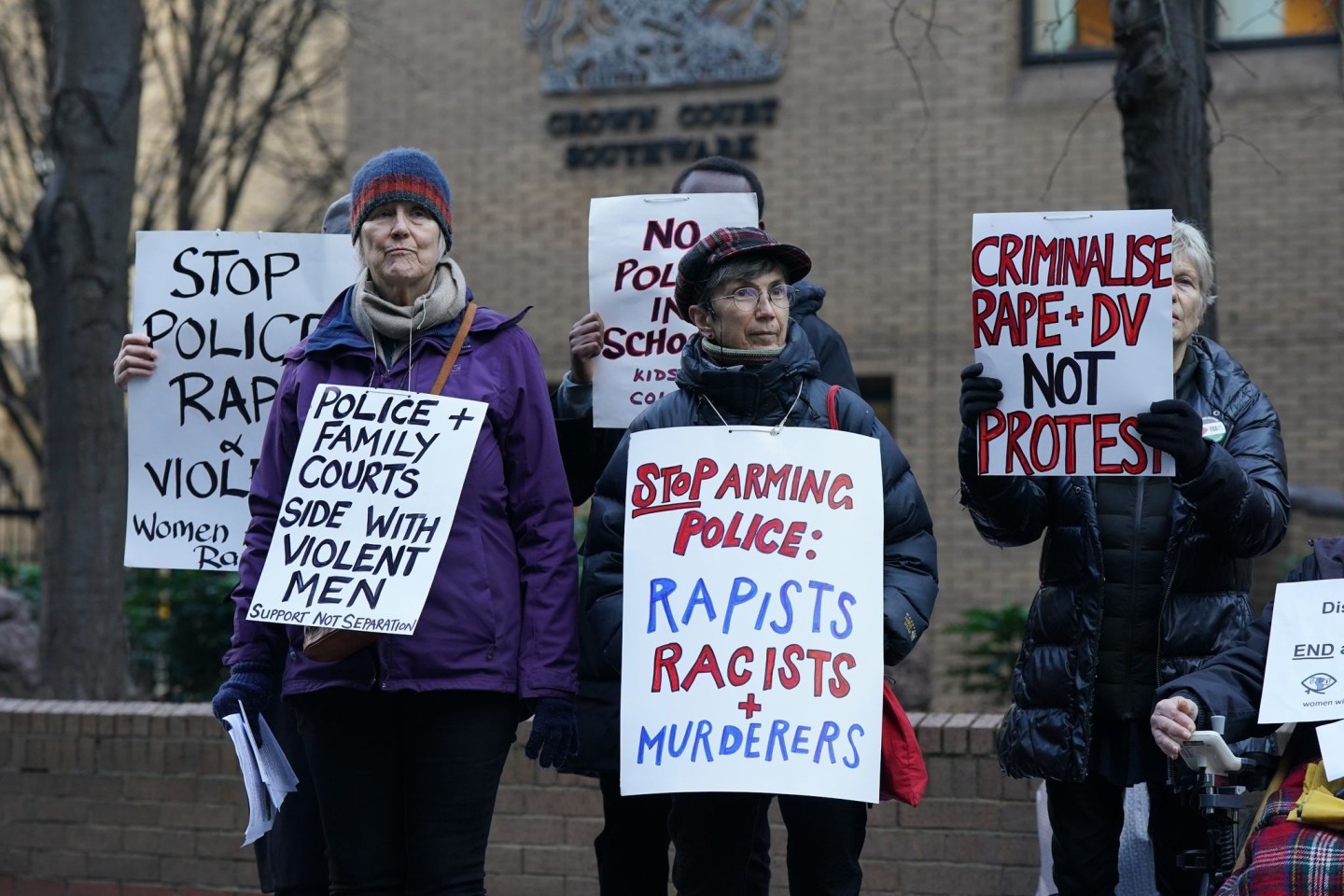 Demonstrantinnen von Women Against Rape & Women of Colour Global Woman's Strike versammeln sich vor dem Southwark Crown Court in London.