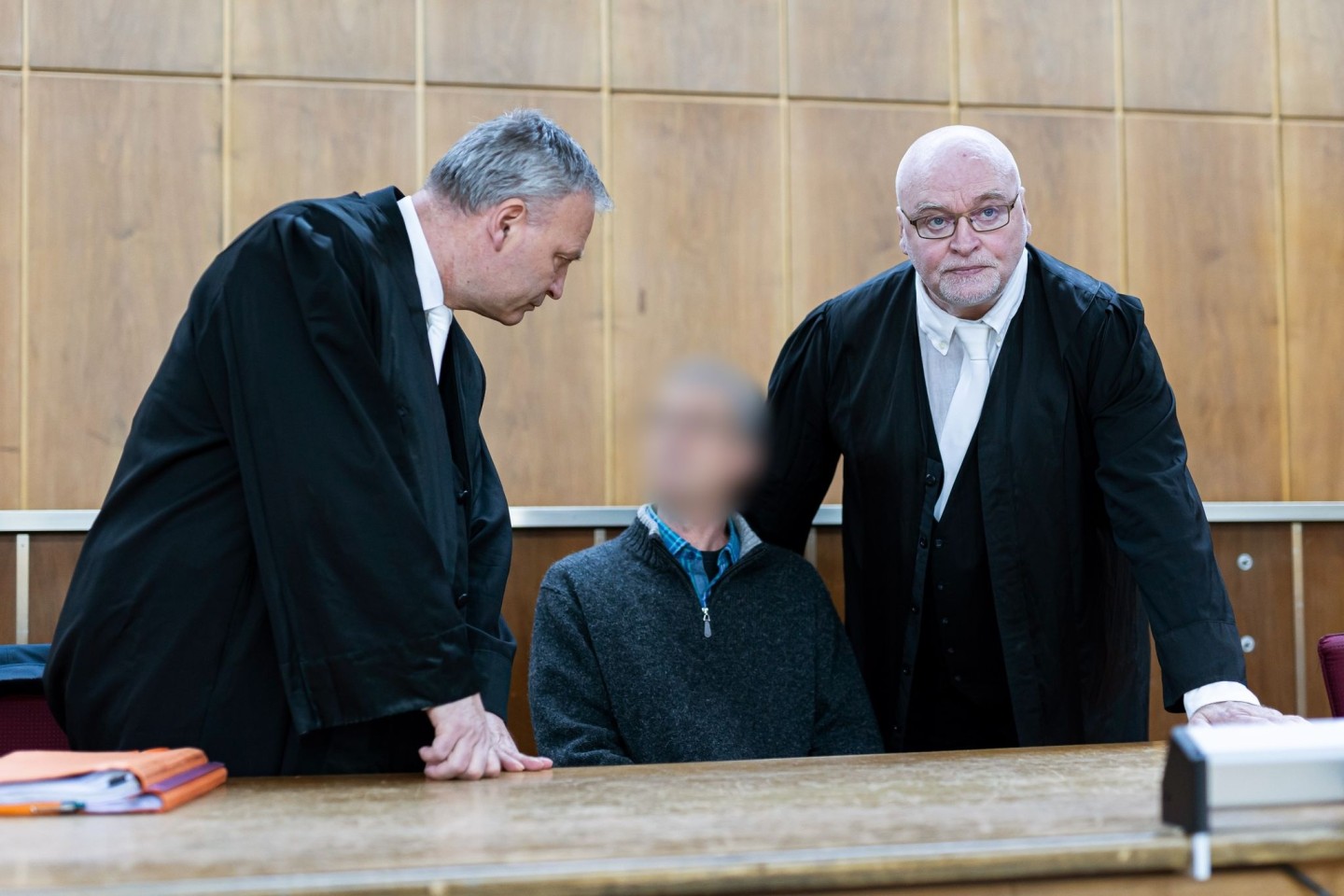 Der Angeklagte (m.) im Landgericht Hannover. Der Mann ist zu einer Haftstrafe verurteilt worden.