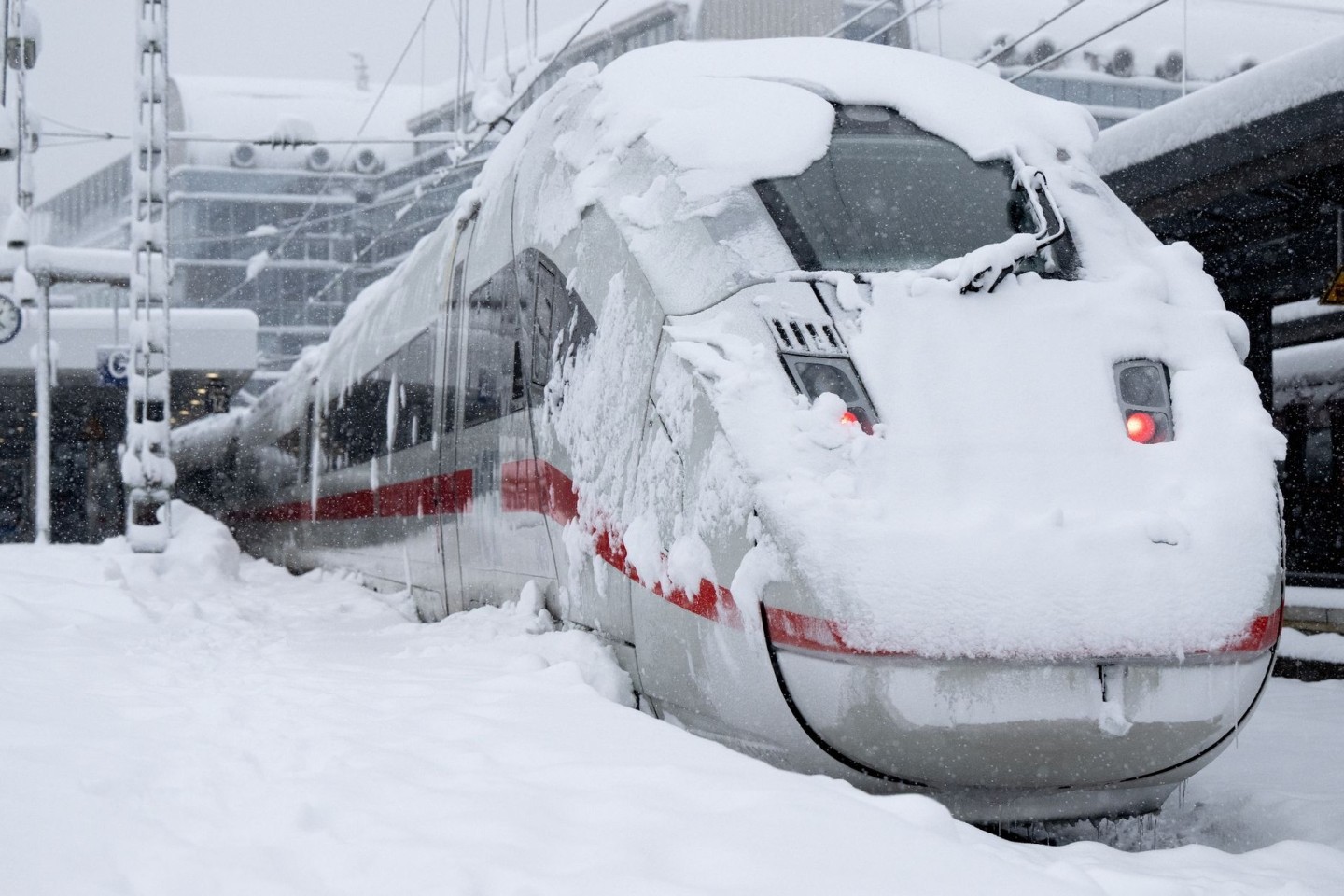 Ein ICE steht auf einem verschneiten Gleis am Münchner Hauptbahnhof.