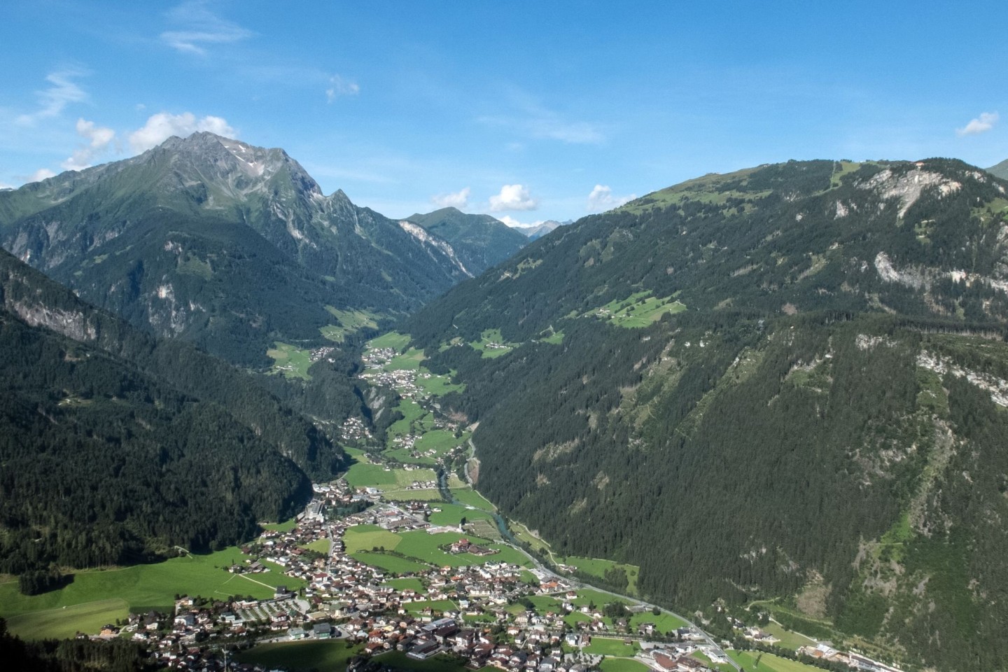 Bei einer Bergtour in den Zillertaler Alpen an der Grenze zwischen Österreich und Italien ist eine Frau verunglückt.