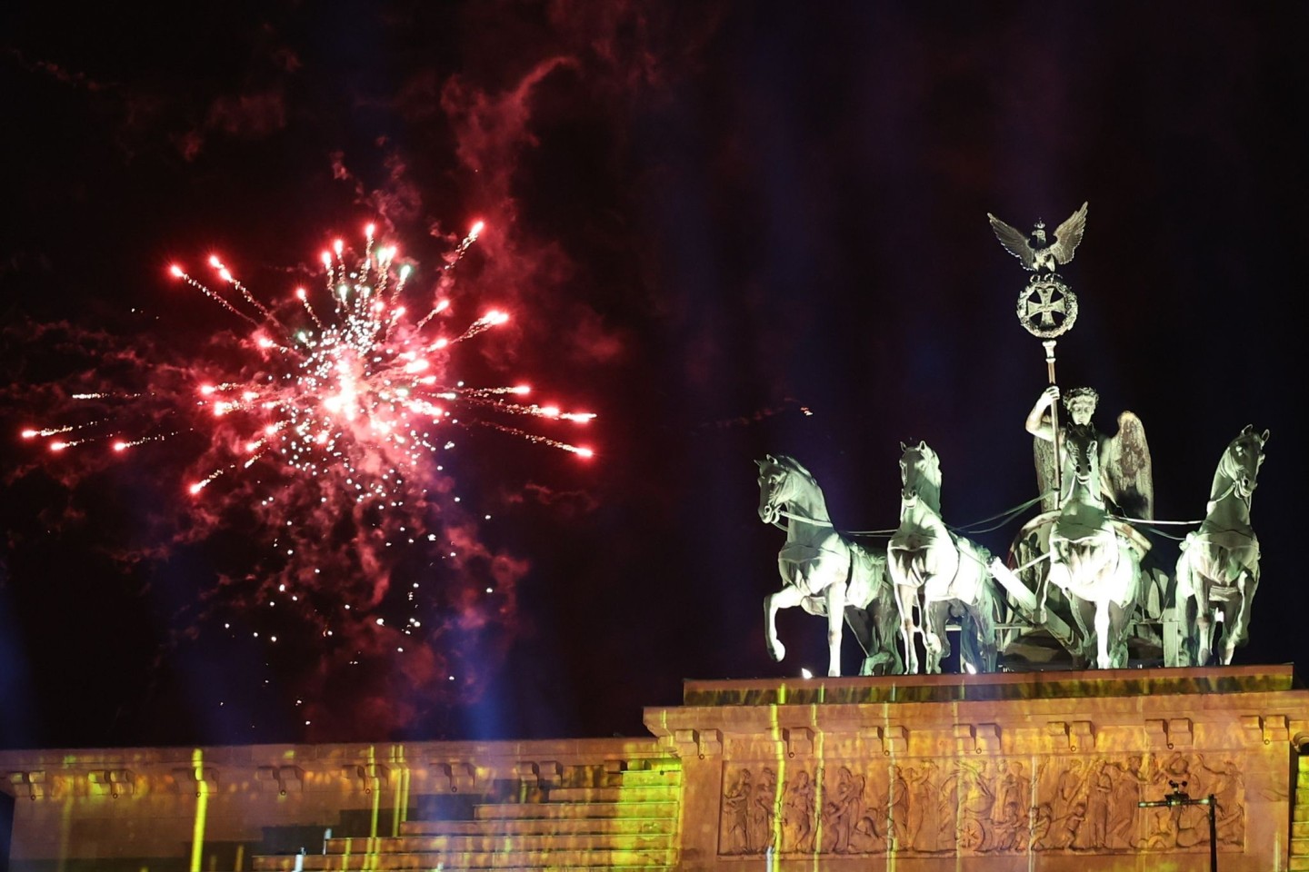 Feuerwerkskörper werden während der ZDF-Silvester-Show vor dem Brandenburger Tor abgefeuert.