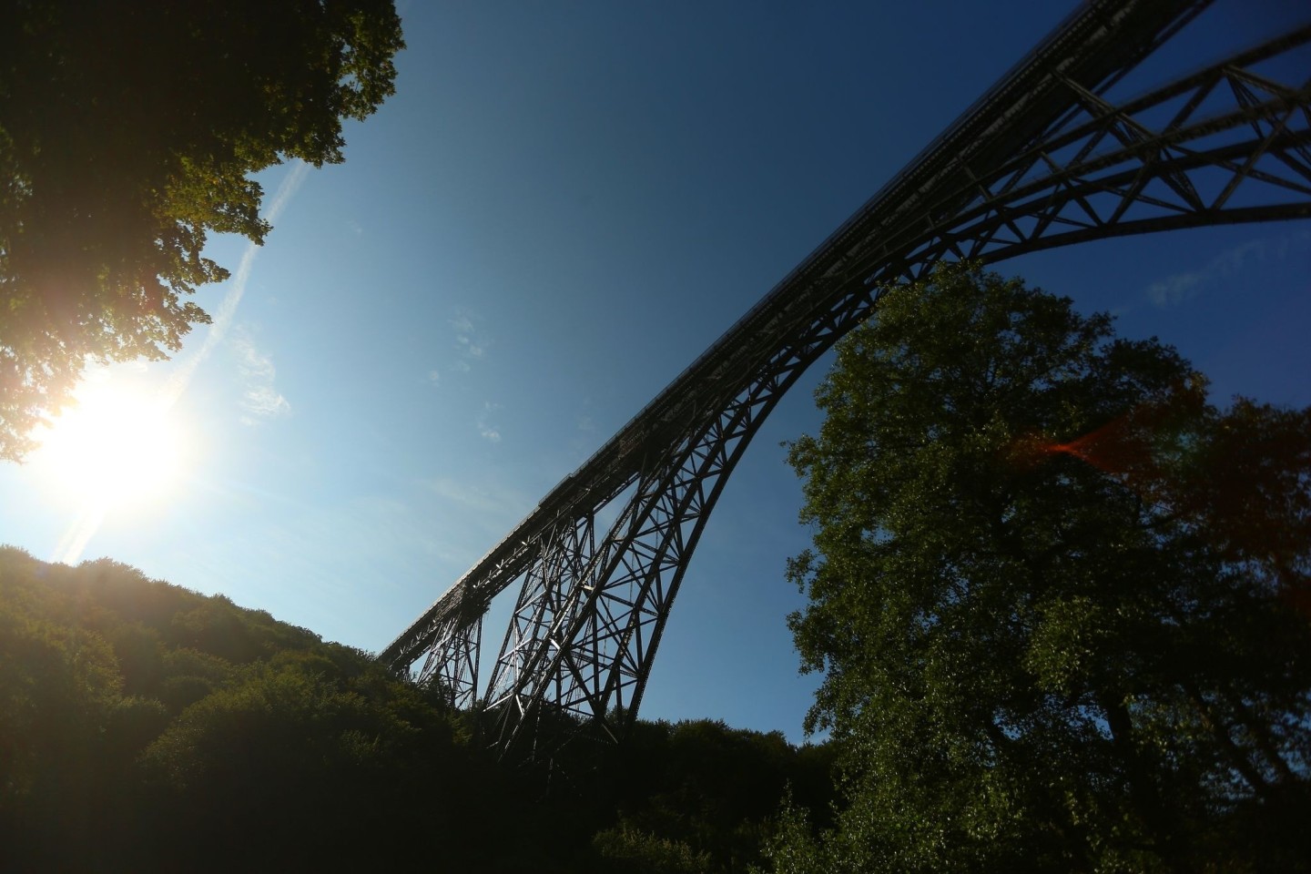 Die Müngstener Eisenbahnbrücke, eine Bogenfachwerkbrücke aus Stahl, führt über ein Tal der Wupper.