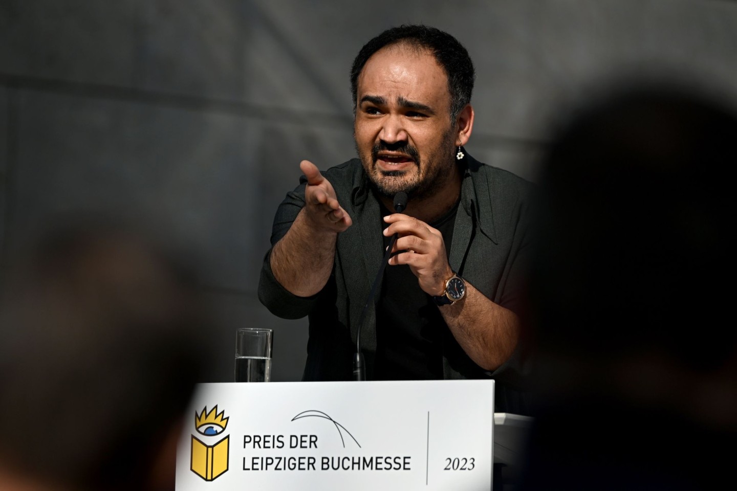 Der Autor Dinçer Güçyeter erhält den Preis der Leipziger Buchmesse in der Kategorie Belletristik.